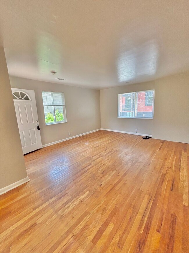 Building Photo - Prime Location! 1BR Bungalow Near DU, Light Rail & Porter Hospital — Available Now!!