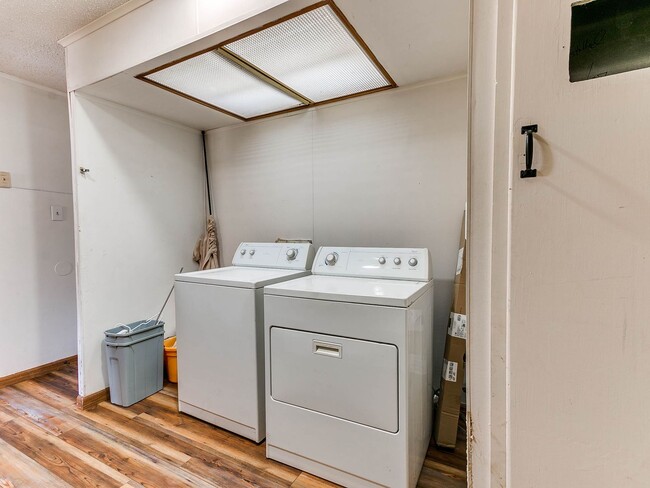 Building Photo - Beautiful 3 bed 2.5 bath home in the Country