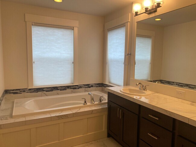Building Photo - 4 Bedroom Home in the Heart of Sammamish! ...