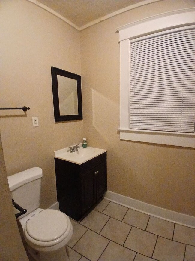 Building Photo - Newly Renovated 1BR/1BA Duplex near U of M