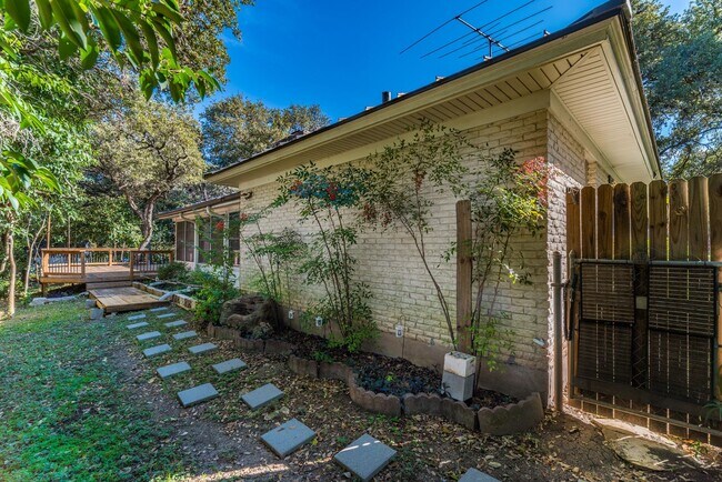 Building Photo - MACARTHUR PARK 3-BEDROOM HOME