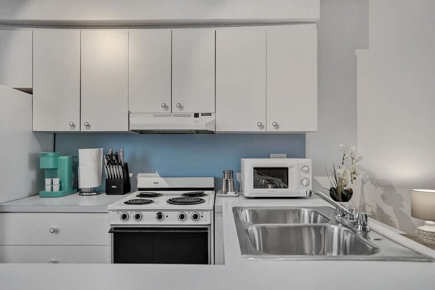 Building Photo - 810 S Surf Rd