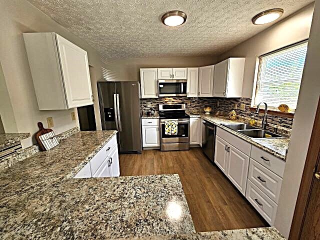 Breakfast Bar Kitchen - 6369 Brice Dale Dr