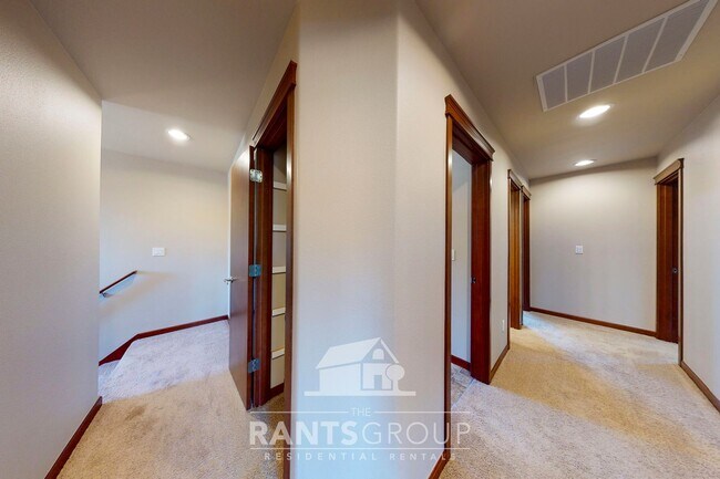 Building Photo - Beautiful Home In Puyallup! Easy JBLM Comm...