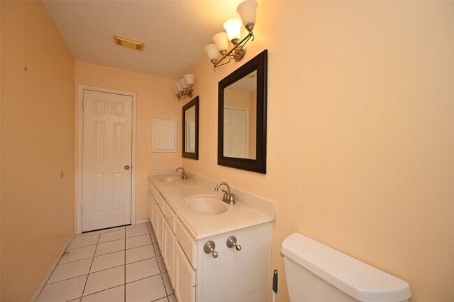 Building Photo - 6419 Sutter Park Ln