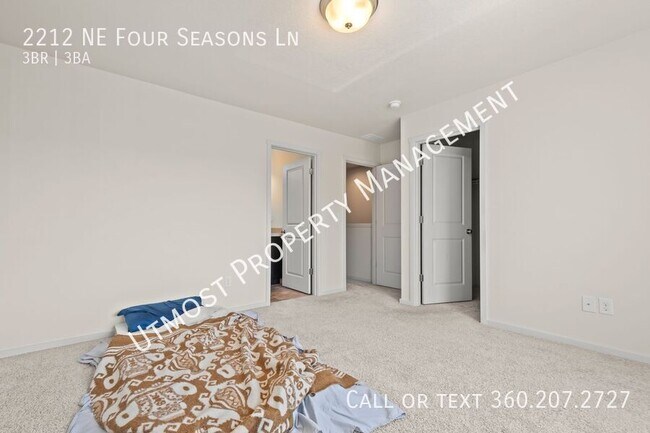 Building Photo - 2212 NE 4 Seasons Ln