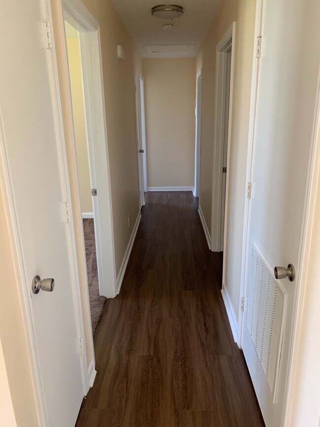 Building Photo - Charming 3Bed/2Ba Home, Conveniently Located in Lynn Haven! *1/2 OFF Security Deposit for Active-...