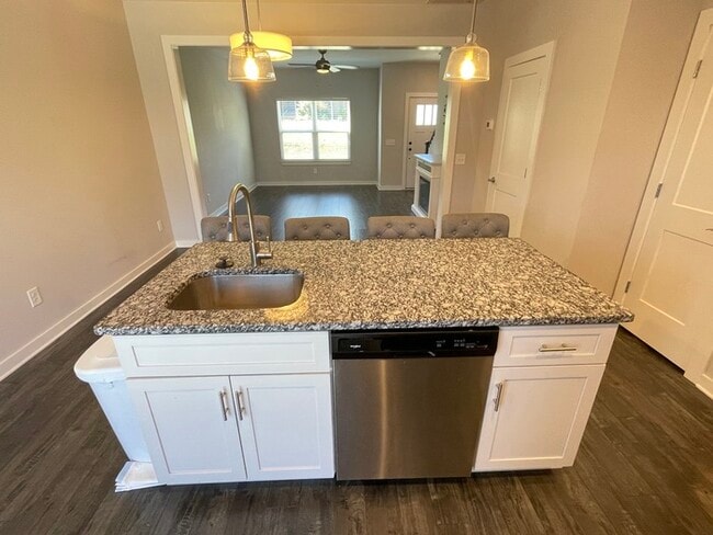 Building Photo - Matlock Townhomes 2 bedroom unit, close to I-24!