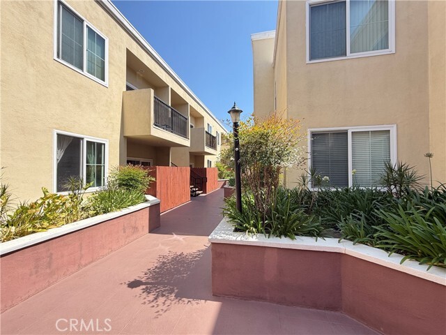 Building Photo - 300 E Providencia Ave