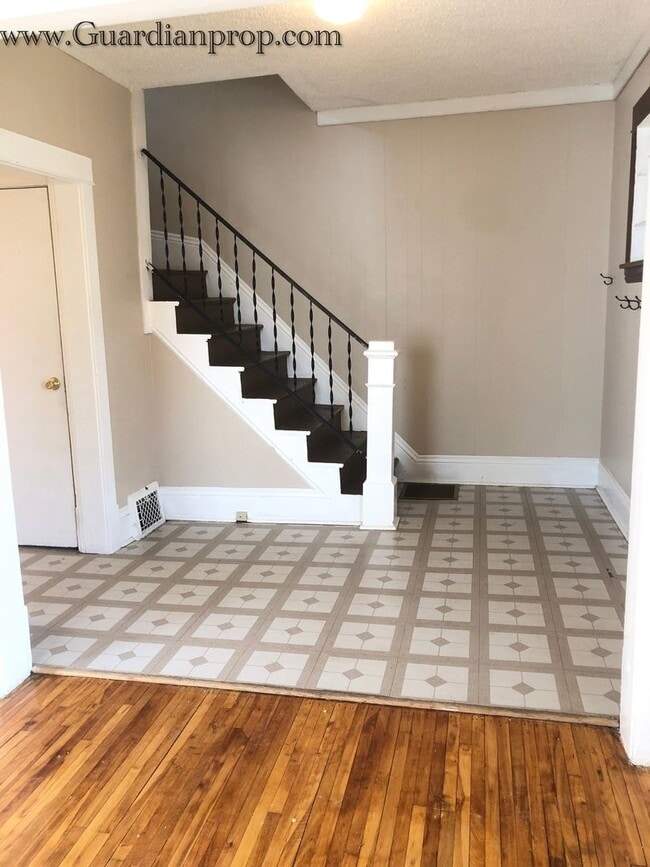 Building Photo - North Minneapolis Single Family Home, Hardwood Floors, Washer/Dryer,