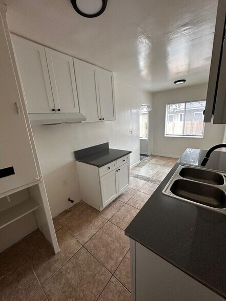 Building Photo - 13412 S Vermont Ave