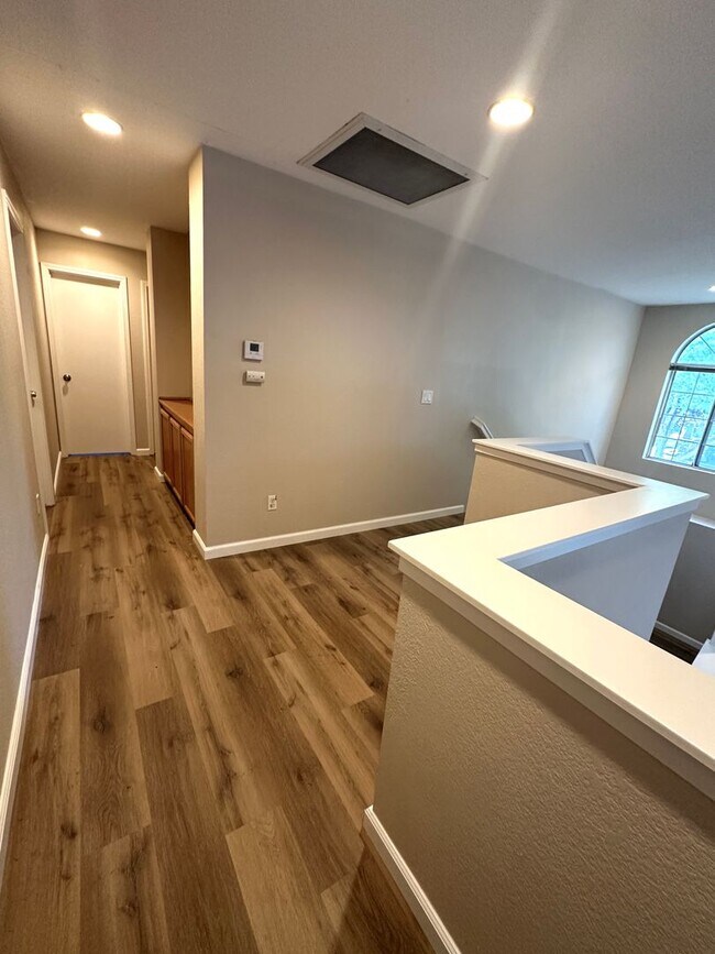 Building Photo - Spacious 4 Bedroom Corner Lot in Brentwood!