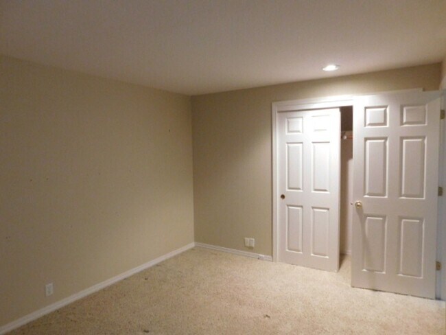 Building Photo - 3Bd/2Ba Single Story Home-For viewing!