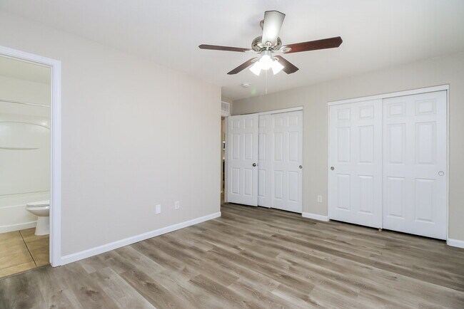 Building Photo - 1161 E Lakeview Dr