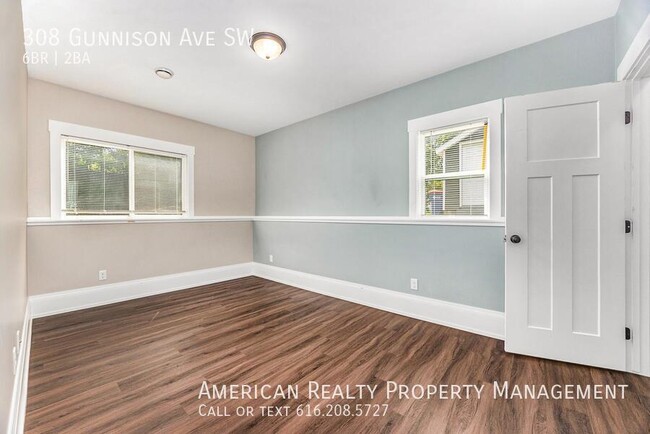 Building Photo - 308 Gunnison Ave SW