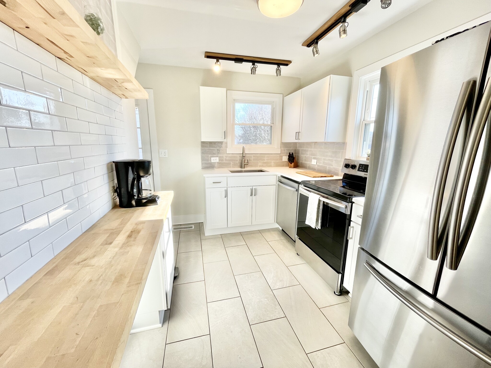 Building Photo - 1325 Willow Dr