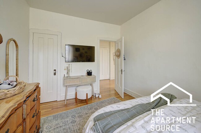 Building Photo - 1104 N Hoyne Ave