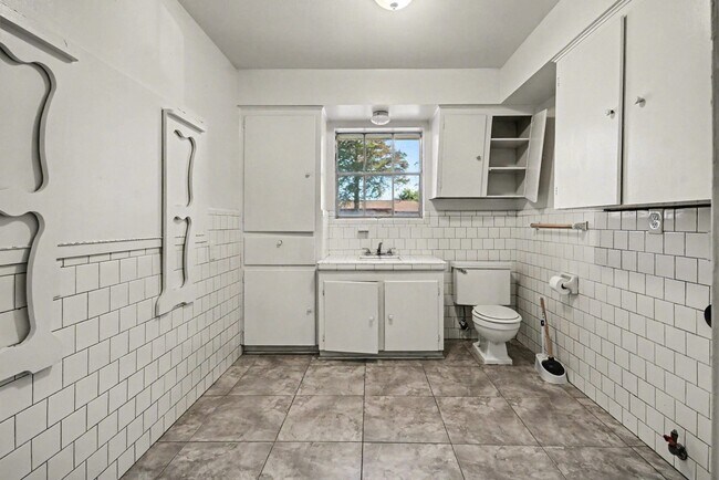 Building Photo - 5001 Glenhaven Dr