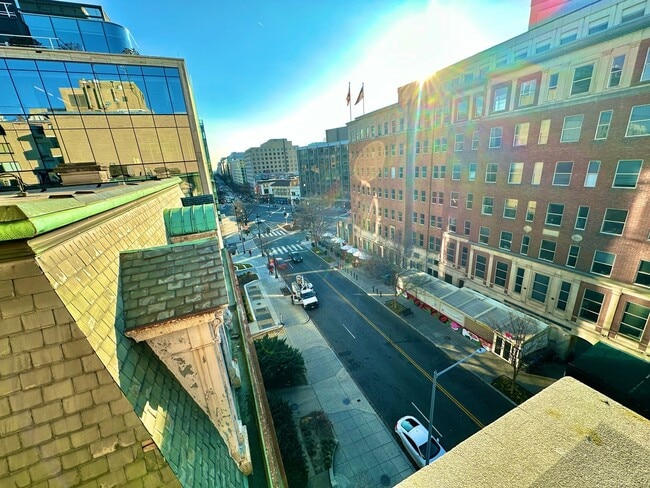 Building Photo - Dupont's Pulchritudinous Palladium 1 bedroom Condo w/ Balcony & Pool. All utilities included.