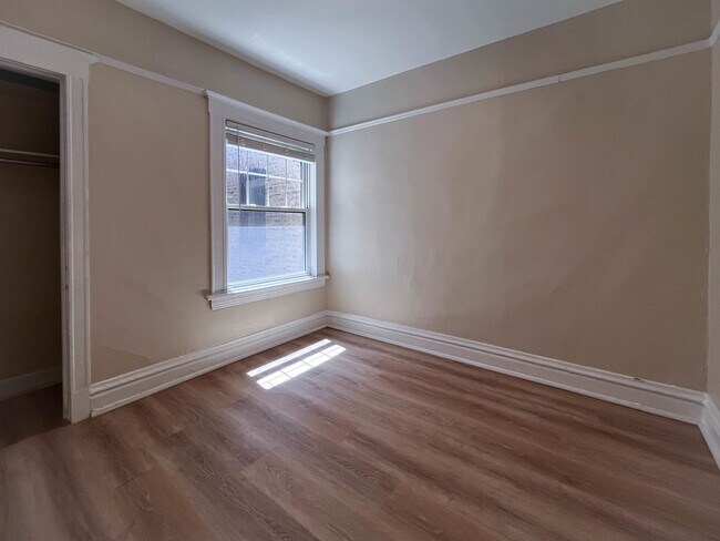 Building Photo - 3147 W Lyndale St