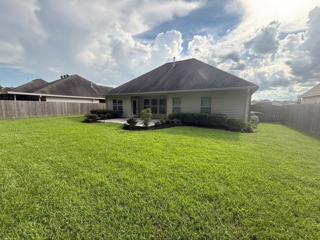 Building Photo - 3 BEDROOM IN FABULOUS NEIGHBORHOOD!