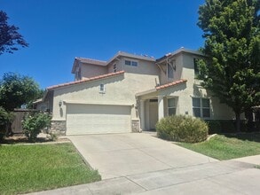Building Photo - Adorable 3 bedroom 2.5 bath with loft