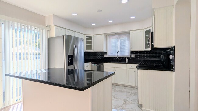 Building Photo - 650 Shining Water Dr