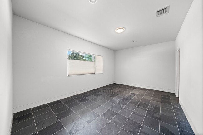 Building Photo - 105 Willard St