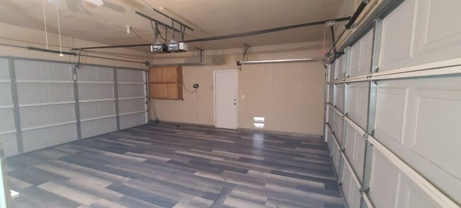 Building Photo - Beautiful 3 Bedroom 2 Bathroom Home in Des...