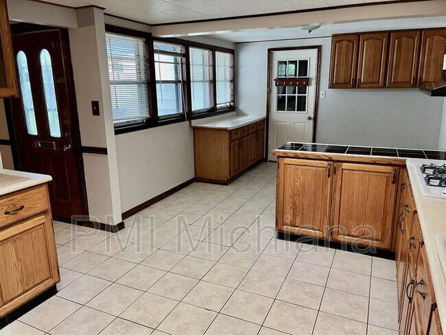 Building Photo - 2405 Woodmont Dr