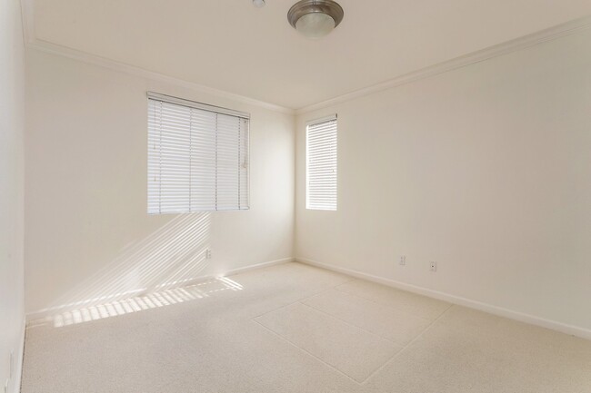 Building Photo - *** LIGHT & BRIGHT UPGRADED ONE BEDROOM, W...