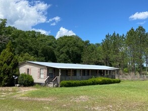 Building Photo - 3 Bedroom, 2 Bath home just outside of Liv...