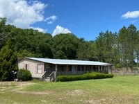 Building Photo - 3 Bedroom, 2 Bath home just outside of Liv...