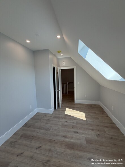 Building Photo - 124 Kenrick St