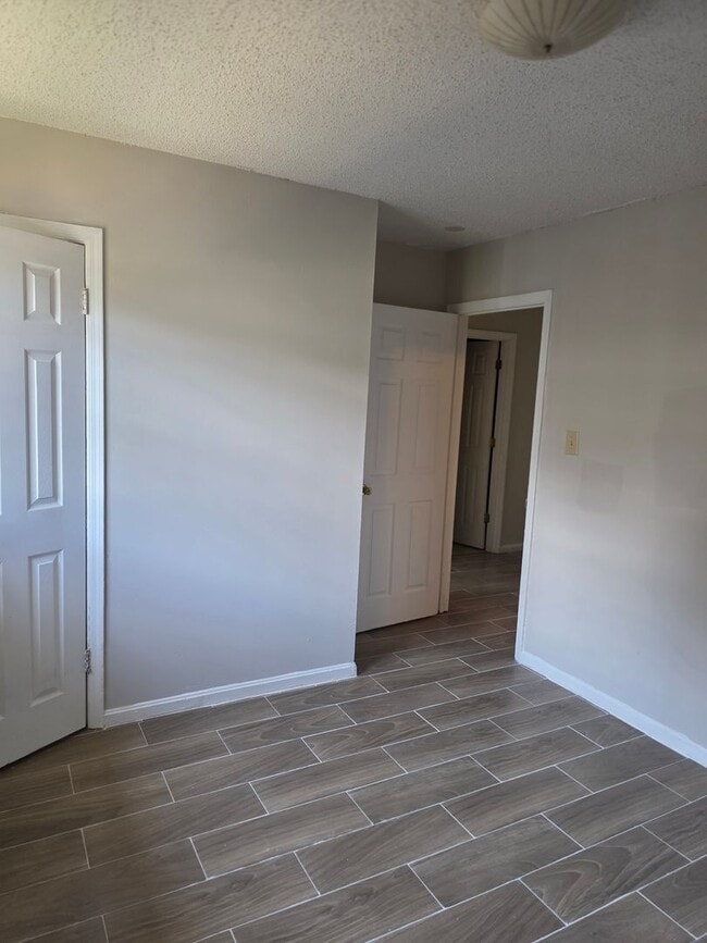 Building Photo - 3/4 BR  Brick ranch