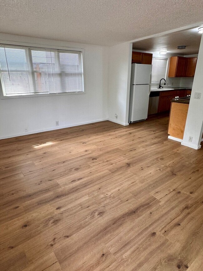 Building Photo - Charming Home w/Fenced Yard, Garage, W/D, Great Location, and More!