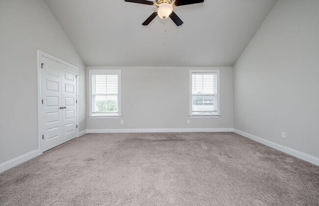 Building Photo - Like New Home in Evans