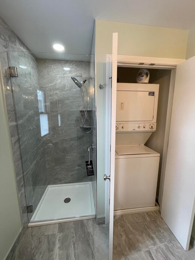 Building Photo - 210 W 6th St