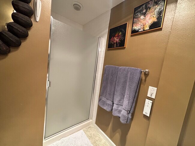 Building Photo - 221 N Bay Ln