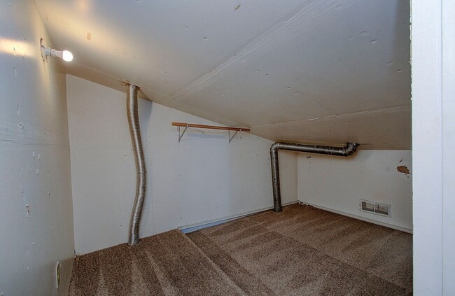 Building Photo - WELL MAINTAINED 2 BR, 2 BA TOWNHOME BY VAN MALL AREA!