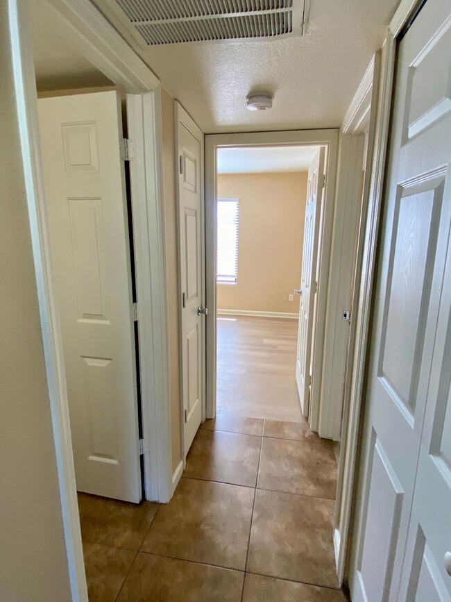 Building Photo - Phoenix 2 Bed 2 Bath Condo Near Airport an...