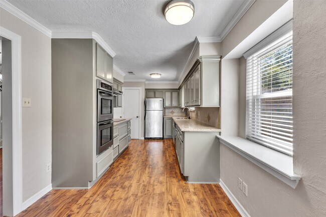 Building Photo - 8318 Amurwood Dr