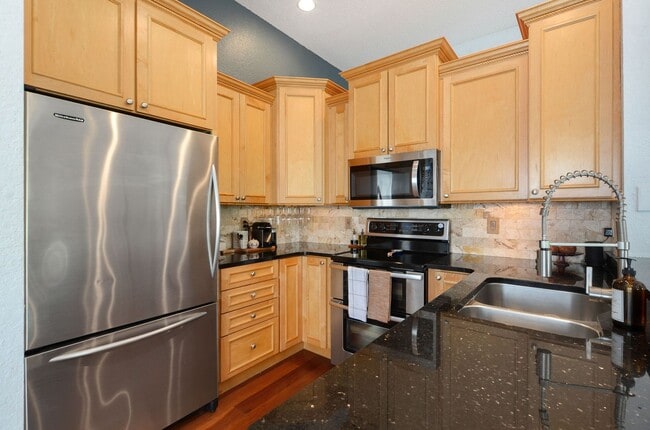 Building Photo - Gorgeous End Unit with pond fountain view -  1 Bed, 1 Bath plus Office/Den Nook on Harbour Island...
