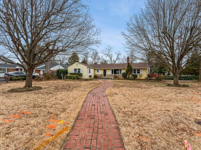 Building Photo - Easy one level living on a 1/3 acre corner lot!