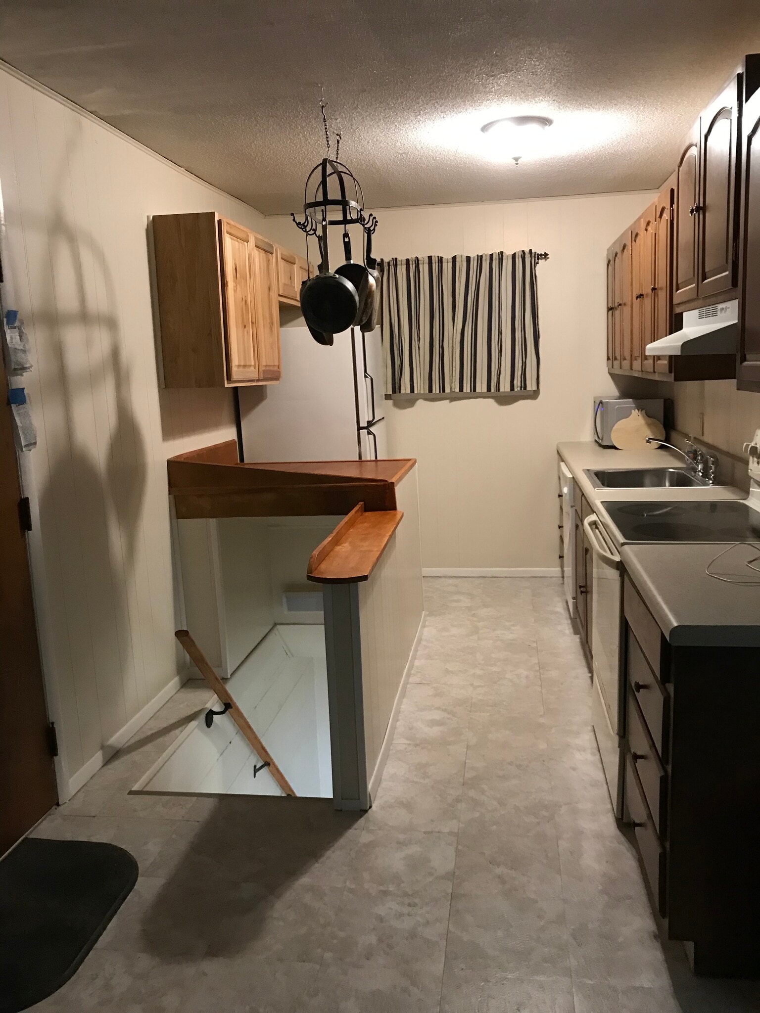 Kitchen, with stairs leading to ground floor - 172 Cross Park Dr