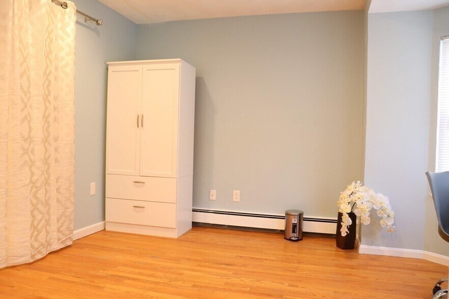 Building Photo - 12 Regent St