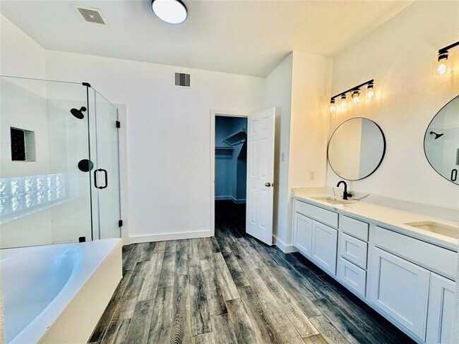 Building Photo - 901 Bethpage Dr