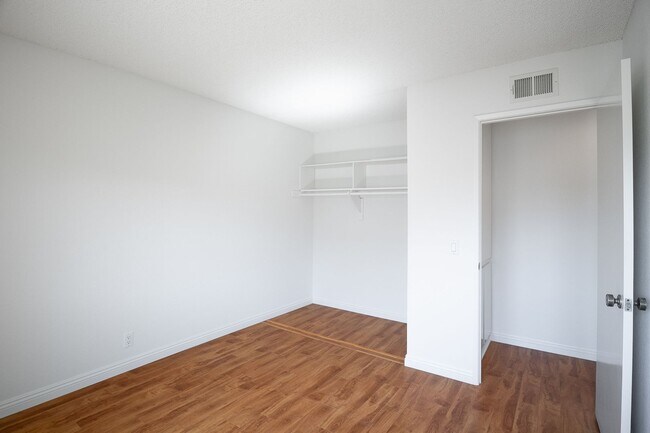 Building Photo - Harborwalk Marina Villa | 3 Bed, 2.5 Bath | Channel Islands Harbor | Beach Close