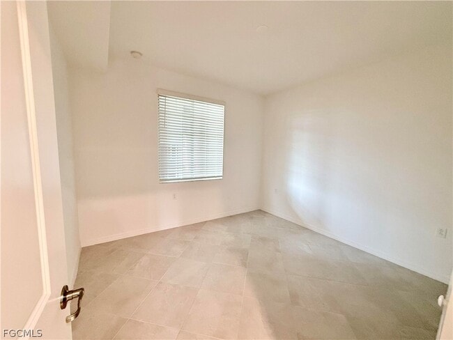 Building Photo - 15285 Grn Acrs Ave