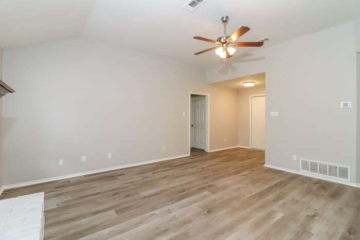 Building Photo - 1207 Belclaire Ln